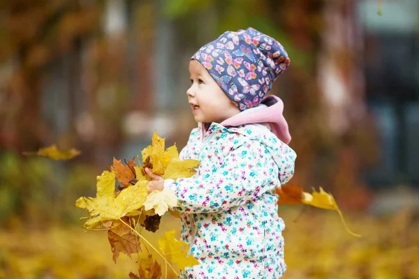 Happy urban little girl walking in city autumn park. — Stock Photo, Image