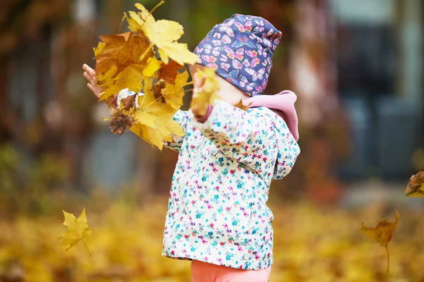 Happy urban little girl walking in city autumn park. — Stock Photo, Image