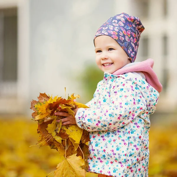Ευτυχισμένος αστικών κοριτσάκι περπάτημα στη πάρκο φθινόπωρο. — Φωτογραφία Αρχείου