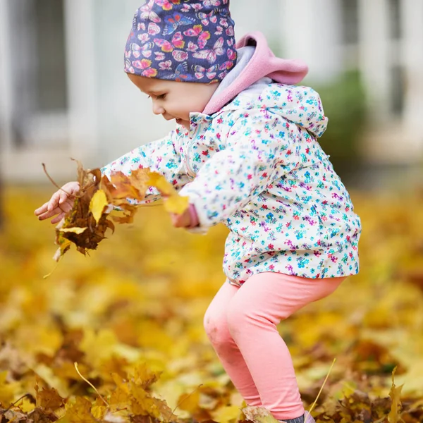 Happy urban little girl walking in city autumn park. — Stock Photo, Image