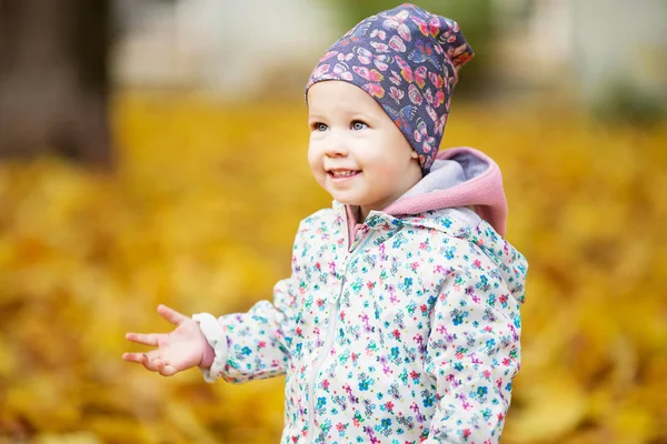 Feliz niña urbana caminando en el parque de otoño de la ciudad . — Foto de Stock