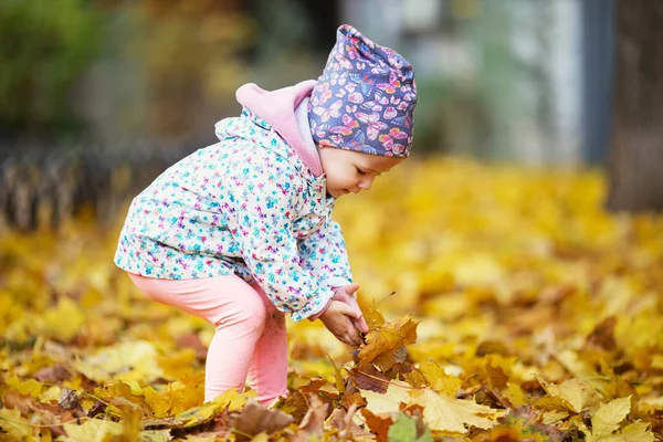 Gelukkig stedelijke meisje, wandelen in de herfst stadspark. — Stockfoto