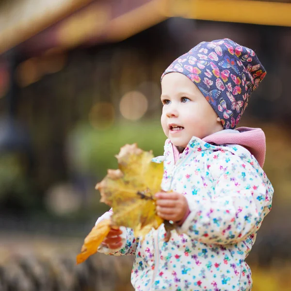 Menina urbana feliz andando no parque de outono da cidade . — Fotografia de Stock