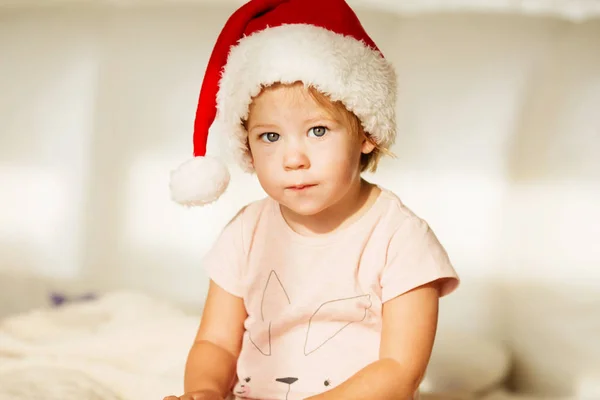 Liten flicka i santa hatt. Porträtt av vacker flicka — Stockfoto