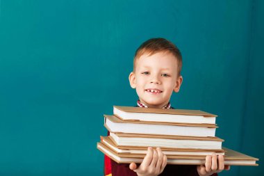 Neşeli düşünceli küçük okullu çocuk okulda bac ile üniforma