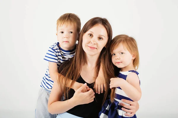 Portret van een gelukkige moeder en haar twee kleine kinderen - jongen en — Stockfoto