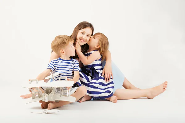 Portret van een gelukkige moeder en haar twee kleine kinderen - jongen en — Stockfoto