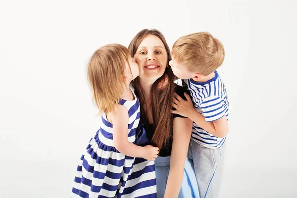 Portrait d'une mère heureuse et de ses deux petits enfants - garçon et — Photo