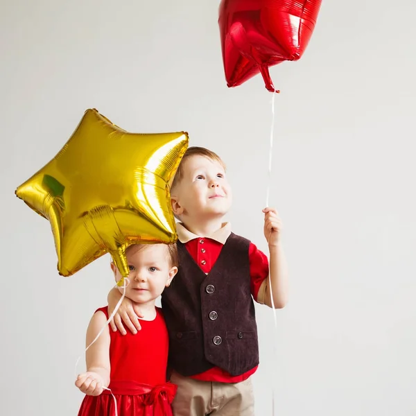 Bambini piccoli che tengono palloncini sotto forma di stelle . — Foto Stock