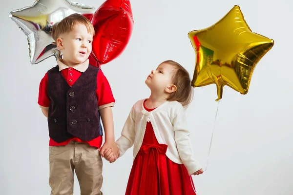 Niños sosteniendo globos en forma de estrella . — Foto de Stock