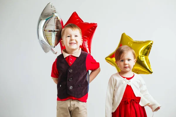 Niños sosteniendo globos en forma de estrella . — Foto de Stock