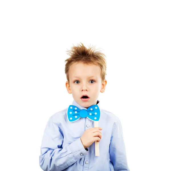 Schattige kleine jongen van de school met blauw papier ' bow-tie geïsoleerd op een whi — Stockfoto