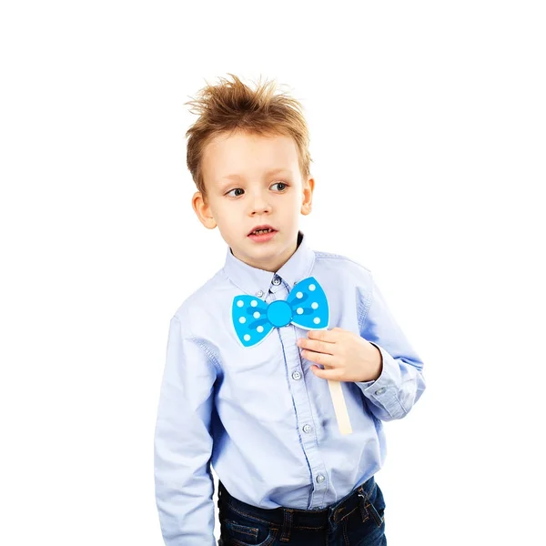 Bonito menino da escola com papel azul laço isolado em um whi — Fotografia de Stock