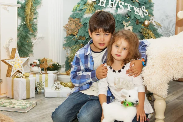 Porträt eines glücklichen Kindes - Junge und Mädchen. kleine kinder in chri — Stockfoto