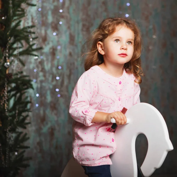 Ritratto di una bambina adorabile. carina bambina tra Natale — Foto Stock