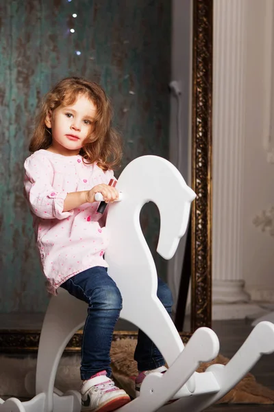 Gadis kecil yang cantik. Potret gadis kecil yang lucu di tengah Natal — Stok Foto