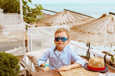 Beyaz çocuk restoranında deniz plajda, başka hiç kimse sandalye ve st