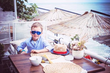 Restoran deniz üzerinde küçük çocuk