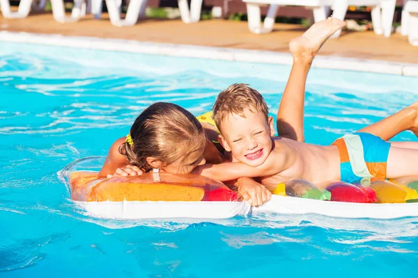 Μικρά παιδιά παίζοντας και διασκεδάζοντας στην πισίνα με αέρα — Φωτογραφία Αρχείου