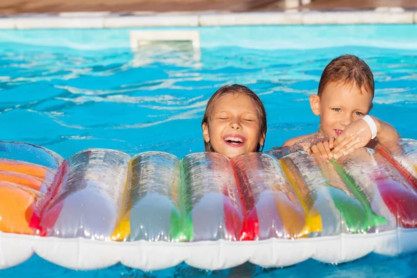 Niños jugando y divirtiéndose en la piscina con aire — Foto de Stock