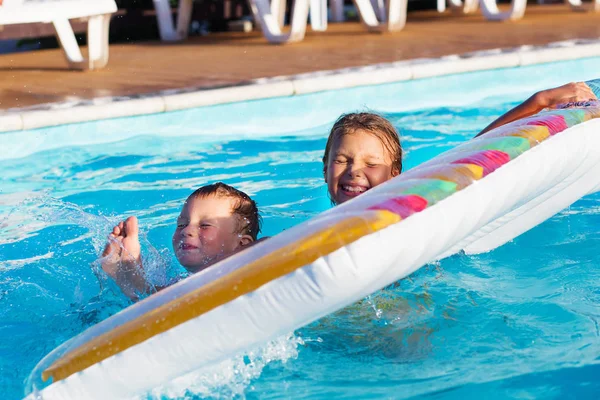 Crianças brincando e se divertindo na piscina com ar — Fotografia de Stock