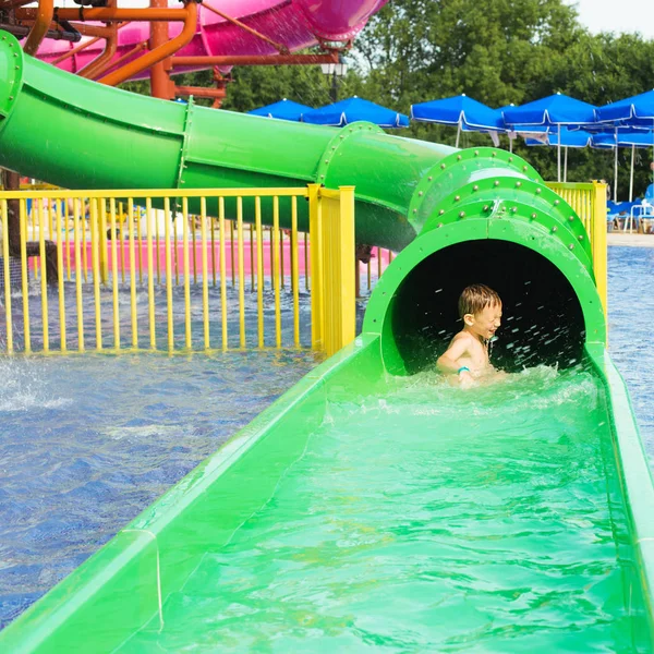 Divertido niño jugando en el parque acuático salpicando agua. Holida de verano — Foto de Stock