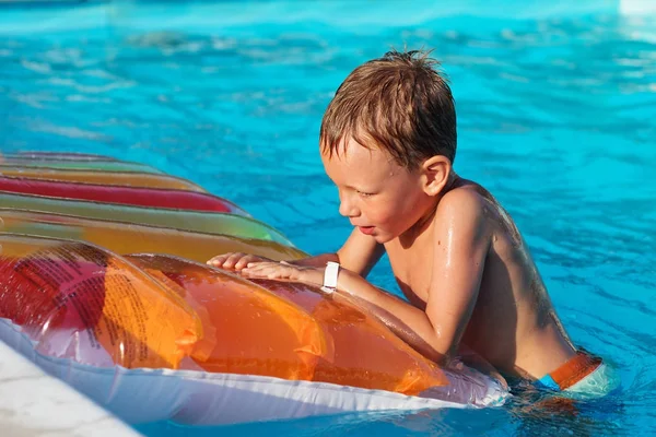 Bambino piccolo che gioca e si diverte in piscina con aria ma — Foto Stock