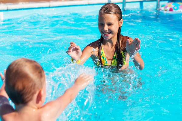 Niños jugando y divirtiéndose en la piscina con aire — Foto de Stock