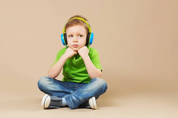 Breakdance-Kids. kleiner Breakdancer zeigt sein Können im Tanz — Stockfoto