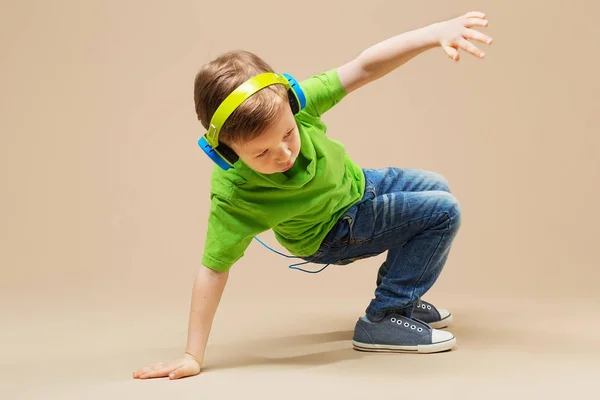 Crianças de dança break. pequeno break dançarino mostrando suas habilidades em danc — Fotografia de Stock