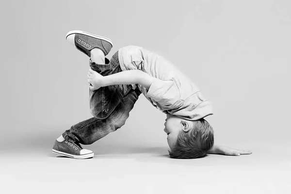 Niños de break dance. pequeño bailarín de descanso mostrando sus habilidades . —  Fotos de Stock