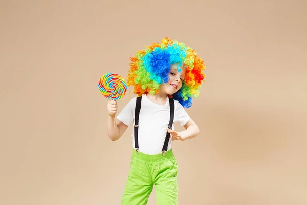 Happy clown jongen in grote kleurrijke pruik. Let's party! Grappige jongen cl — Stockfoto