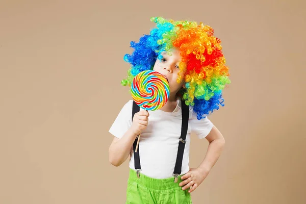 Menino palhaço feliz em grande peruca colorida. Vamos festejar! Miúdo engraçado cl — Fotografia de Stock