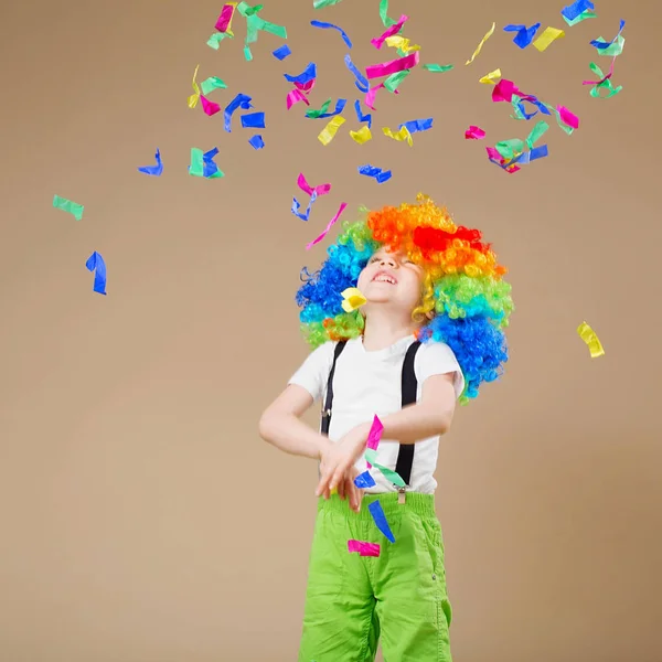 Menino palhaço feliz com grande peruca colorida. Vamos festejar! Miúdo engraçado. — Fotografia de Stock