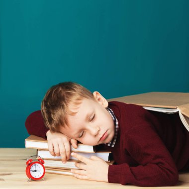 yorgun okullu çocuk kitapları uyuyor. küçük öğrenci TeX üzerinde uyuyor