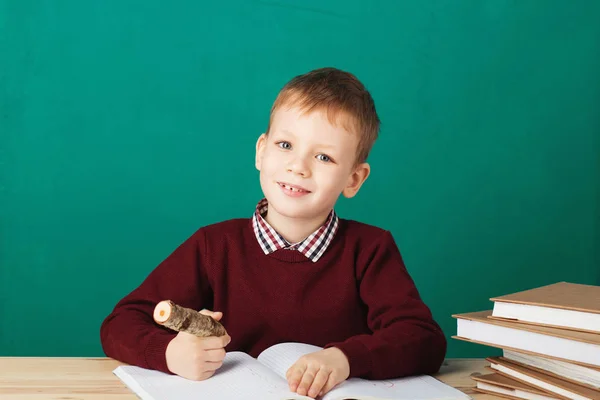 Küçük bir okul çocuğu yazılı notlar yeşil wa karşı sınıfındaki gülümseyen — Stok fotoğraf