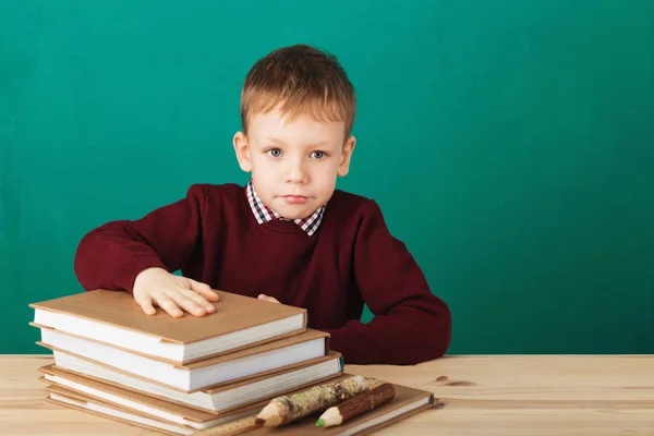 Ung pojke ser arg skakade knytnävarna trött på skolan lektion — Stockfoto