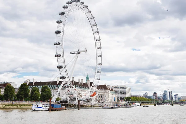 LONDON - AUGUST 19, 2017: London Eye or Millenium Wheel on South — Stock Photo, Image