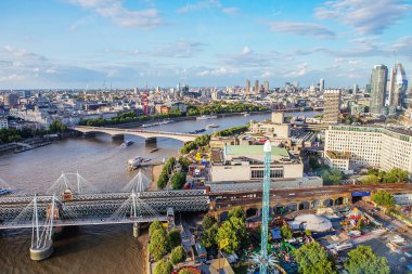 Londra - 19 Ağustos 2017: Cityscape görünümünden London Eye. 