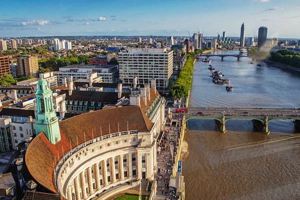 ЛОНДОН - 19 августа 2017 года: Вид на город с лондонского глаза . — стоковое фото