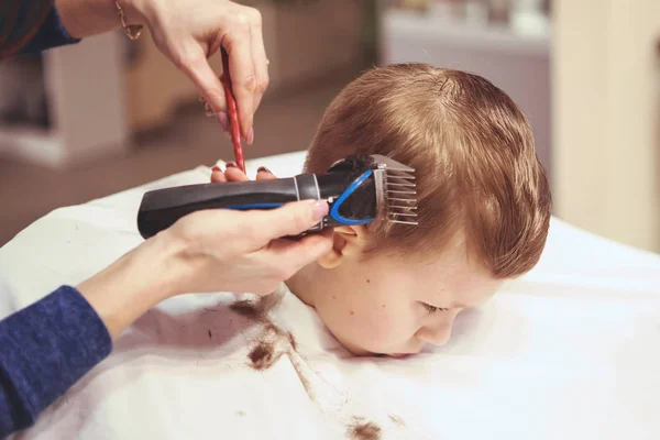 Little boy at the hairdresser. Child is scared of haircuts. Hair — Stock Photo, Image