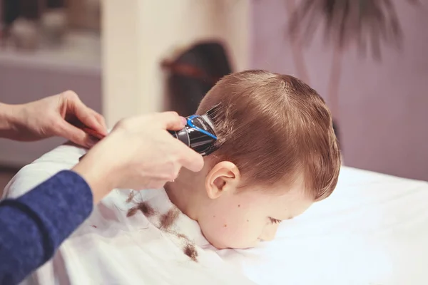 Мальчик в парикмахерской. Ребенок боится стрижек. Волосы — стоковое фото