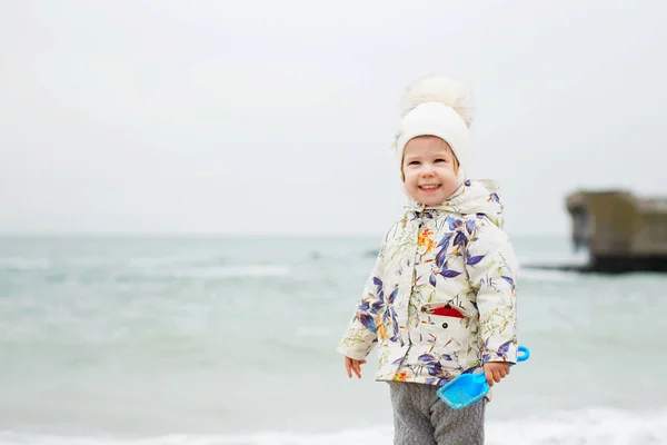 Милая маленькая девочка играет на песчаном пляже. Счастливый ребенок — стоковое фото