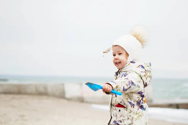 Linda niña jugando en la playa de arena. Niño feliz usando — Foto de Stock