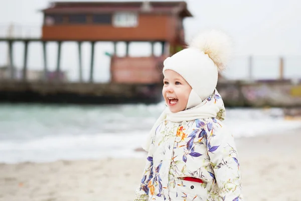 Linda niña jugando en la playa de arena. Niño feliz usando —  Fotos de Stock