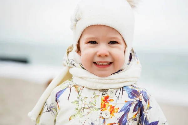 Söt liten flicka som leker på sandstranden. Lyckligt barn bär — Stockfoto