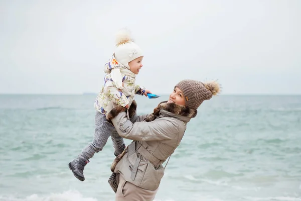 Linda niña jugando en la playa de arena. Niño feliz usando — Foto de Stock