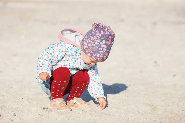 Linda niña jugando en la playa de arena. Niño feliz usando — Foto de Stock