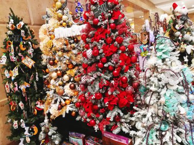 Çok renkli Noel ağaçları topları, çiçek ve t ile dekore edilmiş