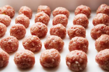 Taze pişmiş çiğ köfte yalan beyaz plastik tahta üzerine.